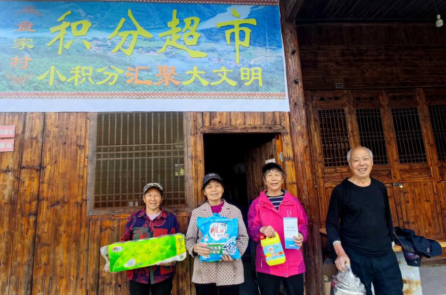 村民到积分超市兑换日常生活